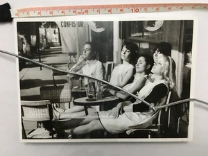 BLACK & WHITE 20 POSTCARDS ROBERT DOISNEAU THE HAIRDRESSERS IN THE SUN 1966 MINT - Picture 1 of 5