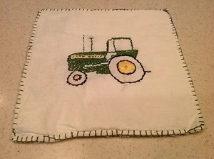 Tapete para tractor John Deere hecho a mano almohadilla caliente bordada cuadrada limpia y bonita - Imagen 1 de 12
