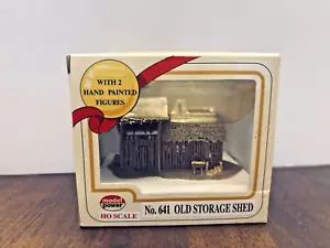 Model Power HO Scale No. 641 Old Storage Shed w/2 Painted Figures New in Box NIP - Picture 1 of 4