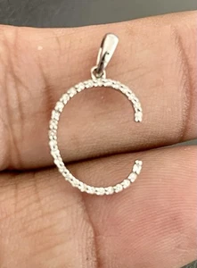 Colgante inicial de oro blanco de 14 quilates con letra C de diamante de 0,10 quilates (C54) - Imagen 1 de 6