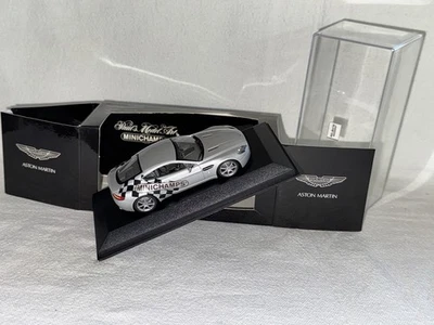 *REGALO VIP DISTRIBUIDOR RARO* Aston Martin V8 Vantage PLATEADO Minichamps 1/43 ENVÍO GRATUITO Foto 1 de 4