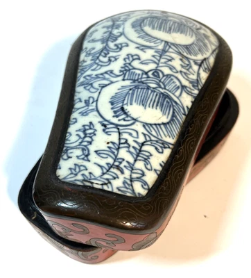 Antigua caja de baratijas china de madera lacada con incrustaciones de porcelana blanca y azul Foto 1 de 4