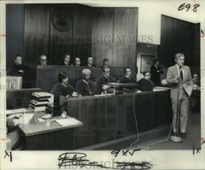 Foto de prensa 1974 jueces de distrito penal en honor al juez retirado Brahney - Imagen 1 de 2