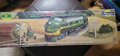 Athearn John Deere HO Scale Starter Train 1st Set  Includes Power Supply & Track - Image 1 of 4