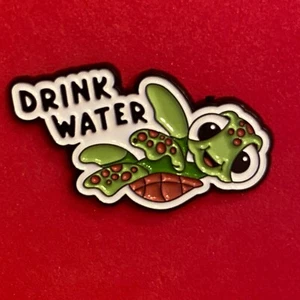 Pin, Badge, Anstecker, Disney, Findet Nemo, Schildkröte Squirt, Drink Water - Bild 1 von 2