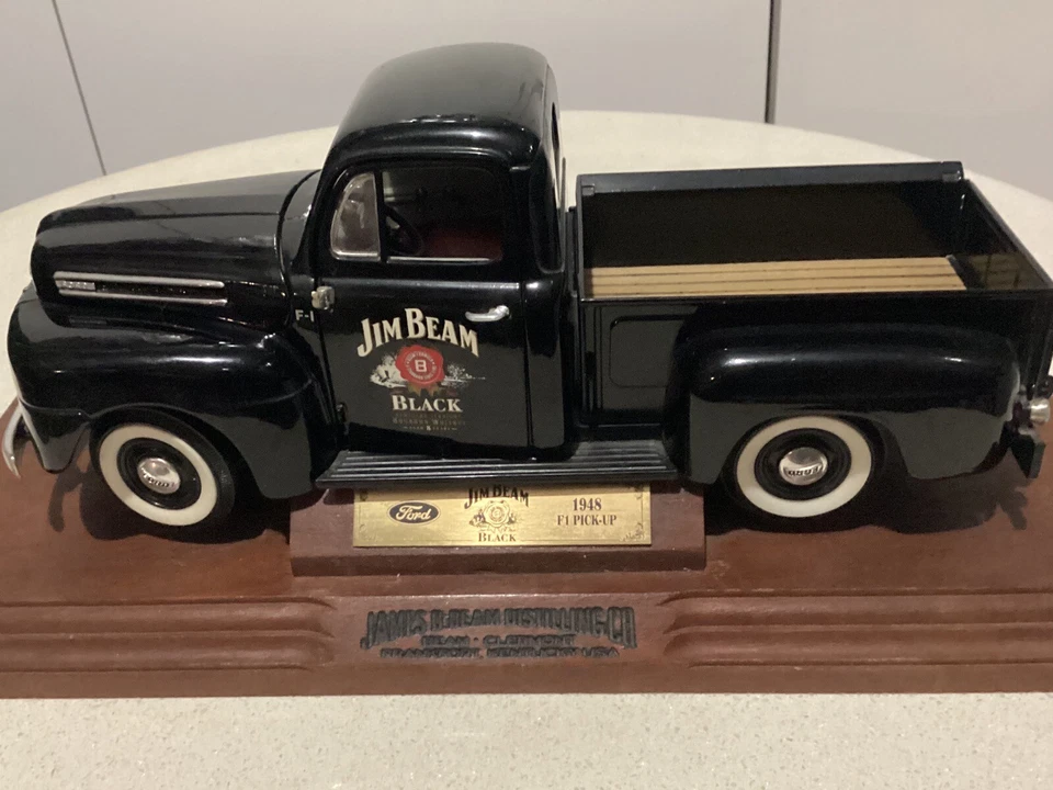 Ford F1 1948 - camioneta pickup negra de Jim Beam sobre soporte de madera. ¡Vintage! Foto 1 de 4