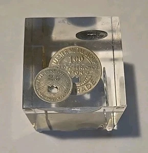 Pisapapeles Lucite Cube con 5 fichas comerciales Imperial Smokeless Coal Co. Scrip - Imagen 1 de 7
