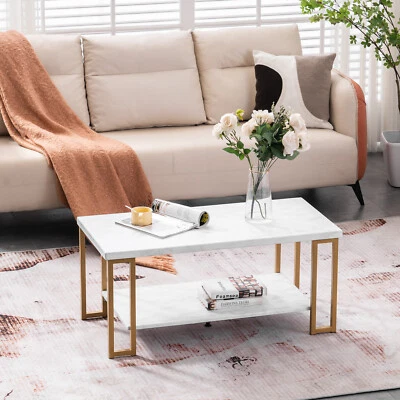 Mesa de centro rectangular blanca con tapa de mármol sintético y estante base dorado para sala de estar en el hogar de EE. UU. Foto 1 de 4