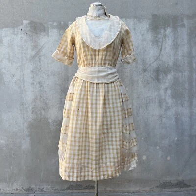 Antiguo vestido amarillo a cuadros de algodón organza a rayas pradera años 20 1930 de colección Foto 1 de 4