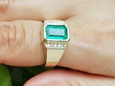 Anillo para hombre de oro amarillo de 10 k de 3,15 quilates corte esmeralda verde natural y diamantes Foto 1 de 4