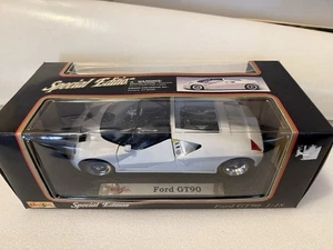 Ford GT90 Maisto Edición Especial Blanco con Llantas Azules Escala 1/18 DieCast NUEVO EN CAJA - Imagen 1 de 7