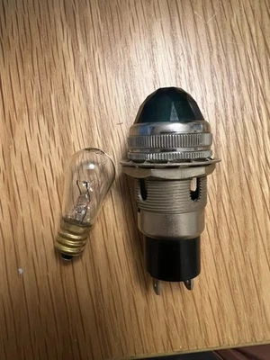 Luz Indicadora Verde DIALCO Jumbo 1" De Colección 75W Militar NOS Con Bombilla 120V Foto 1 de 3