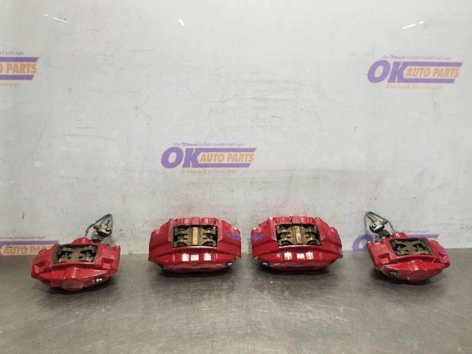 Juego de pinzas de freno delanteras y traseras rojas Nissan 370Z Nismo 19 2019 3,7 L rojo Foto 1 de 4