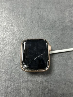 Apple Watch Series SE 40MM Gold Case - Starlight Sport Band (GPS) - Faulty - Image 1 of 4