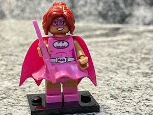 Lego CMF Batman Movie Series Pink Power Batgirl MINIFIGURES 71017 con supporto - Foto 1 di 2