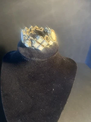 Pulsera de oro vintage de 7,75 pulgadas de largo con incrustaciones de perlas bisutería para dama. Foto 1 de 4