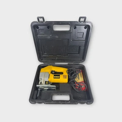 Serra de gabarito orbital Dewalt DW318 com fio velocidade variável estojo rígido incluído (SPG064752) - Imagem 1 de 4