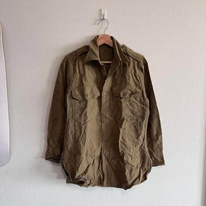 Camisa abotonada vintage de lana de campo militar de la Segunda Guerra Mundial verde caqui talla pequeña años 40 - Imagen 1 de 8