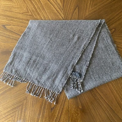 Amicale 100% Wool Unisex Scarf with Fringe Houndstooth | small flaw - Image 1 of 3