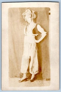 1910 RPPC MUJER DISFRAZ HARÉN PANTALONES BAILARINA DEL VIENTRE? ANTIGUA FOTO POSTAL REAL - Imagen 1 de 2