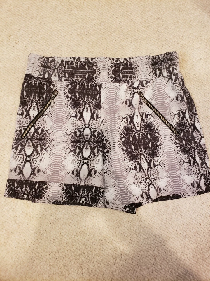 Pantalones cortos pequeños XOXO negros/blancos Foto 1 de 1