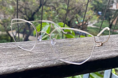 Marco de gafas de titanio para hombres gafas de negocios gafas doradas gafas de peso ligero Foto 1 de 4