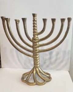 Braccia assimetriche Judaica vintage brutalista in ottone menorah, base forma floreale - Foto 1 di 8