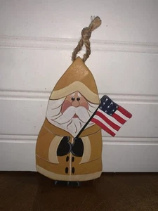 Handgefertigter Holz Weihnachtsschmuck Weihnachtsmann im gelben Regenmantel mit amerikanischer Flagge - Bild 1 von 2