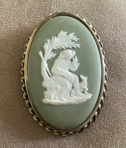 Wedgewood 1956 grüne Jasperwear Kamee Brosche Anstecknadel - Jägerin/Göttin Diana - Bild 1 von 7