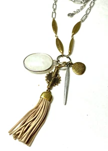 Collana con ciondolo Stella e Punto Victoria pietra quarzo nappa charms metalli misti - Foto 1 di 9