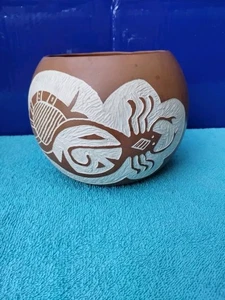 Native American Clay Etched Pot Signed - Picture 1 of 16