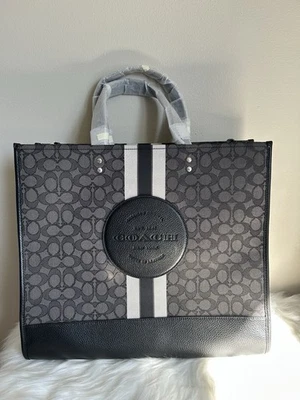 Bolso de Mano Coach Dempsey 40 en Jacquard Signature y Parche Coach a Rayas en Negro/Gris Foto 1 de 4