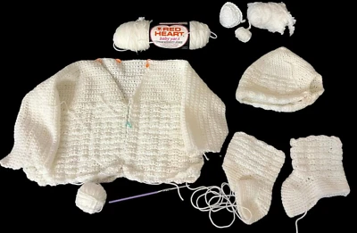 Suéter de bebé casero ganchillo blanco sombrero botas en proceso de fabricación Foto 1 de 4