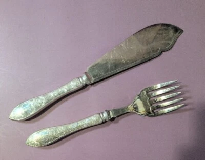 Juego de cuchillos y tenedores Birks Fish con mango de plata de ley y patrón Tudor Foto 1 de 4