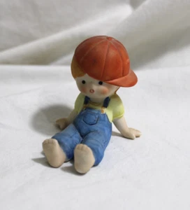 1981 Country Cousins, Katie, Mädchen sitzend mit Baseballmütze Figur - Bild 1 von 3