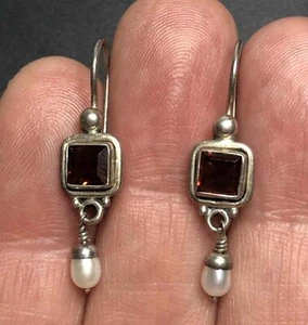 5660 VNTG Sterling Patina 925 Garnet & Pearl Dangle Earrings 3 grams - Picture 1 of 2