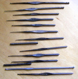 12 GANCHOS DE GANCHILLO DE METAL VINTAGE ESTRELLA, MORRALL'S, STRATNOID, ARCHER, MILWARDS - Imagen 1 de 4