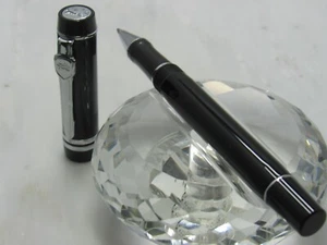 GORGEOUS HIGH QUALITY JINHAO BLACK AND SILVER ROLLER BALL PEN/1 - Picture 1 of 4