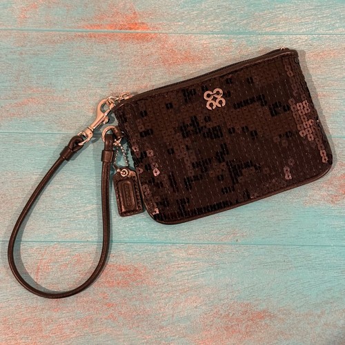 Pochette Coach nera con paillettes e cinturino in pelle e ferramenta argento