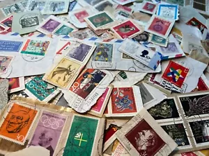 HALBES PFUND WELTWEITER BRIEFMARKENMIX - AUF PAPIER - Bild 1 von 3
