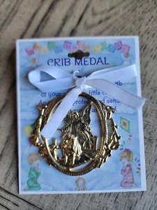 Baby Krippe Medaille in Gold Schutzengel mit Säugling Neu Schutzmedaille Baby - Bild 1 von 5
