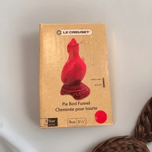 NEU Le Creuset Rot Kuchen Vogel Trichter Kardinal Keramik Steinzeug Backofen Dampf - Bild 1 von 7