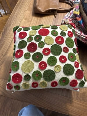 Almohada de lana "Cheer" de cajón y barril aplique marfil rojo verde, inserto de plumón Foto 1 de 4