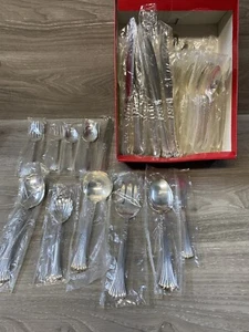 Oneida Queen Floral Flatware Silverware Set For 16 People 86 Pieces NEW - Picture 1 of 9