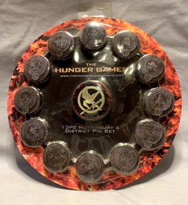 JUEGO DEL HAMBRE 13 PIEZAS JUEGO DE PRENDEDORES BURLÓN Y DISTRITO SIN USAR, EN CAJA ORIGINAL - Imagen 1 de 6