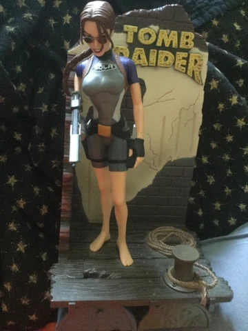 TOMB RAIDER 1998 Lara Croft Playmates Action Figure loose complete Cover
