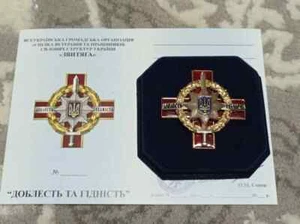 PREMIO UCRANIANO, ORDEN "VALOR Y DIGNIDAD" CON CERTIFICADO. - Imagen 1 de 17
