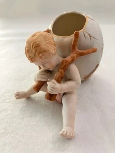 Ucagco Porzellan Baby Junge mit Eiervase handbemalt 3 1/2" Höhe x 5" Länge Vintage - Bild 1 von 6
