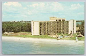 Tarjeta postal de Beach & Pool Sheraton-Sand Key Hotel en Clearwater Beach Florida década de 1970 - Imagen 1 de 2
