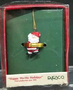 Adorno en miniatura ENESCO 1990 ""Happy Ho Ho Holidays"" Santa de pie nuevo en caja - Imagen 1 de 3